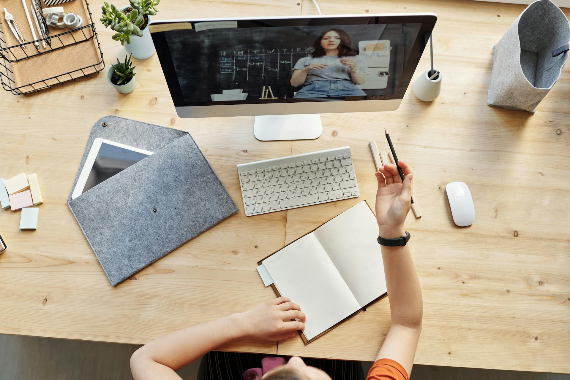 Online Learning Can Give Your Teen the Edge in Today’s World